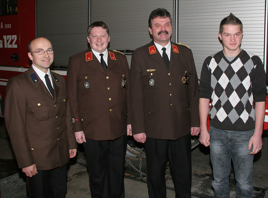 Kommando und neues Feuerwehrmitglied 2011